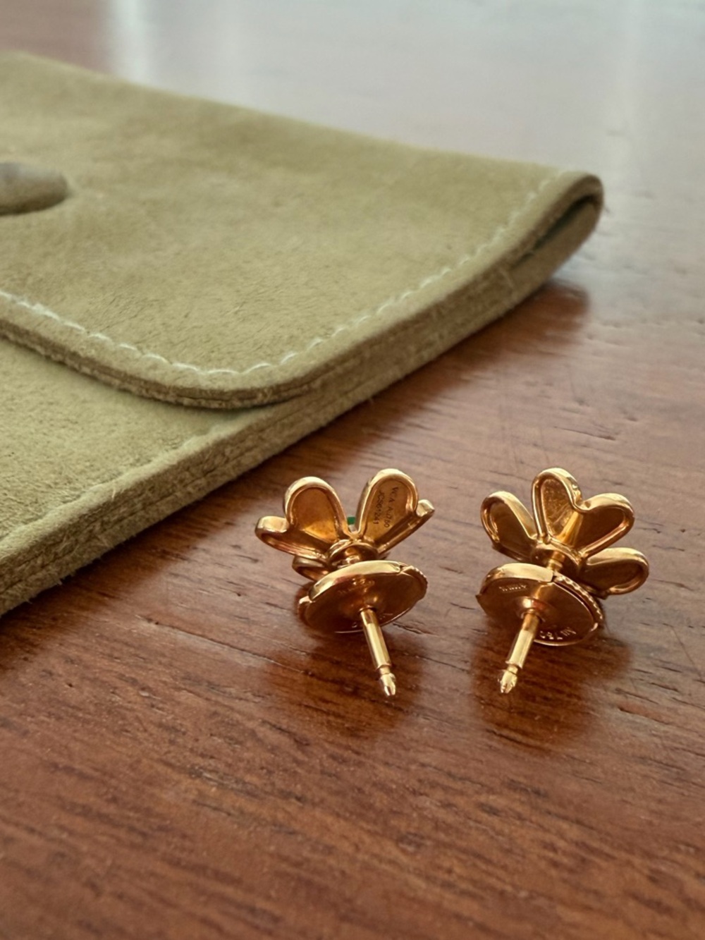 Van Cleef & Arpels Frivole earrings, mini model, 18K Yellow Gold and Emerald - Picture 3 of 8